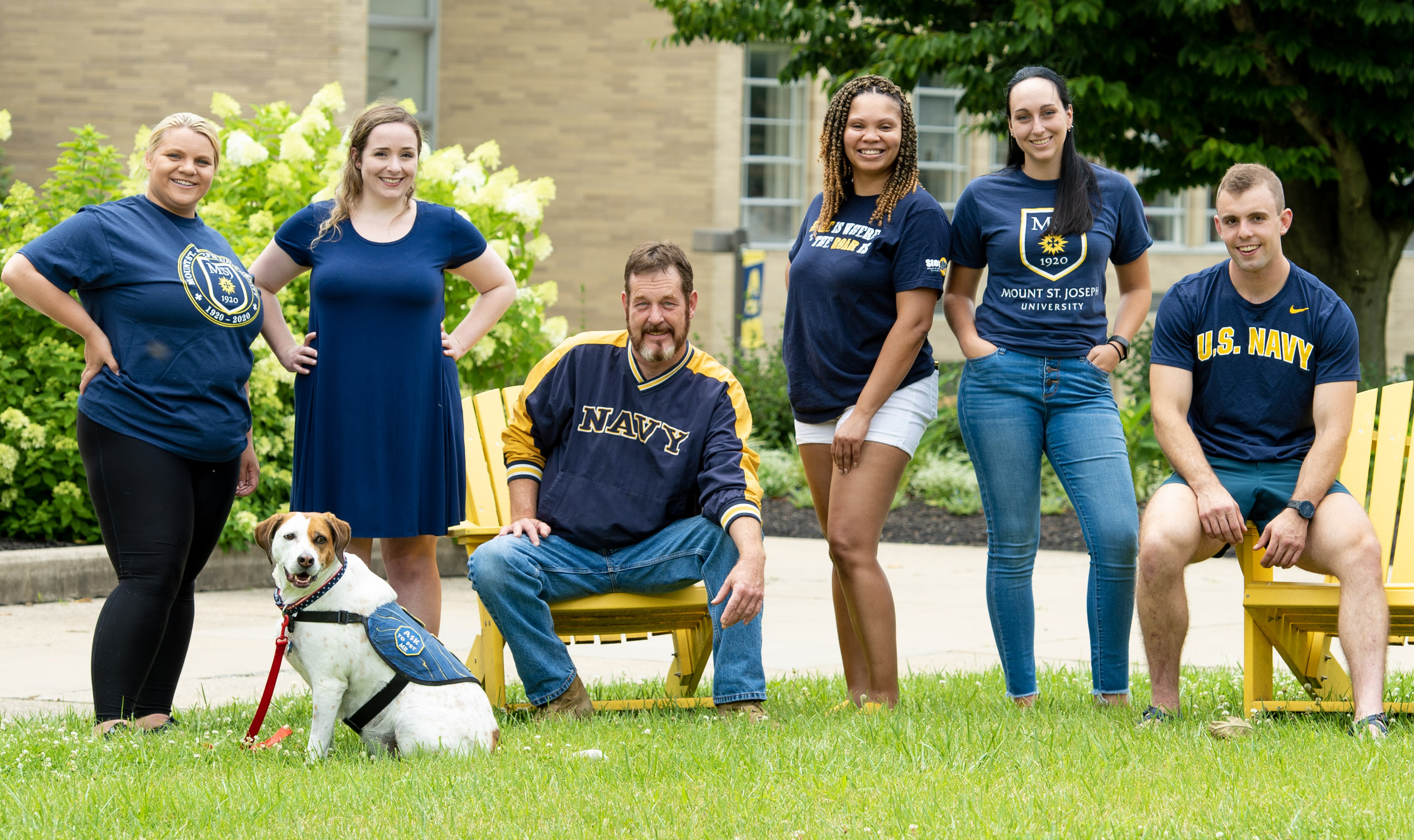 transfer and veterans students sitting and standing in msj quad