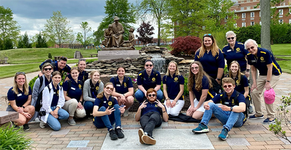Mount St. Joseph University students at emmitsburg smiling in group